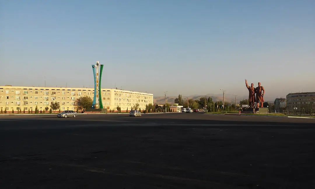 Алмалык: город металлургов и горных пейзажей