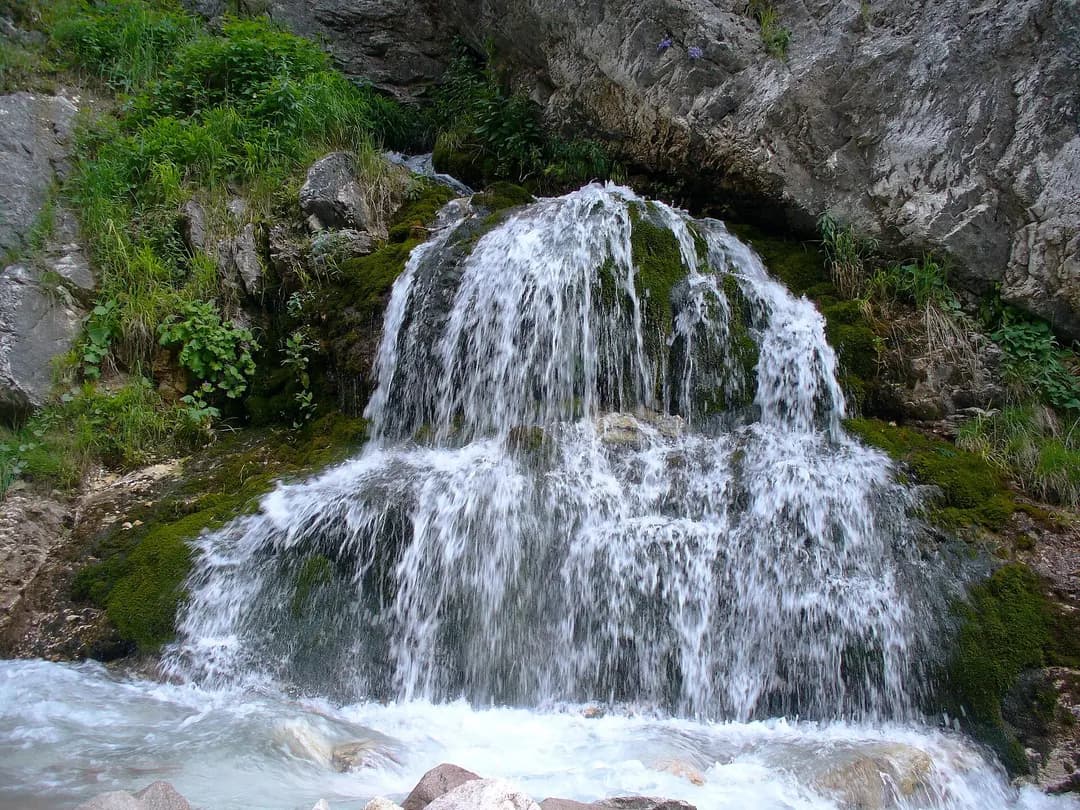 The Gulkam canyon: a narrow gorge below Chimgan